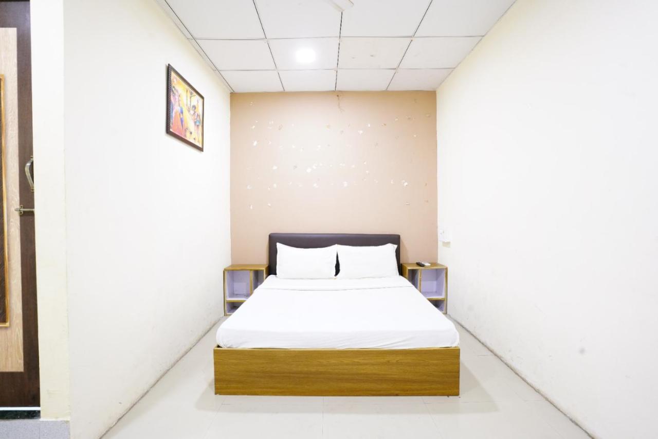 Infinity Rooms & Banquet Surat Esterno foto