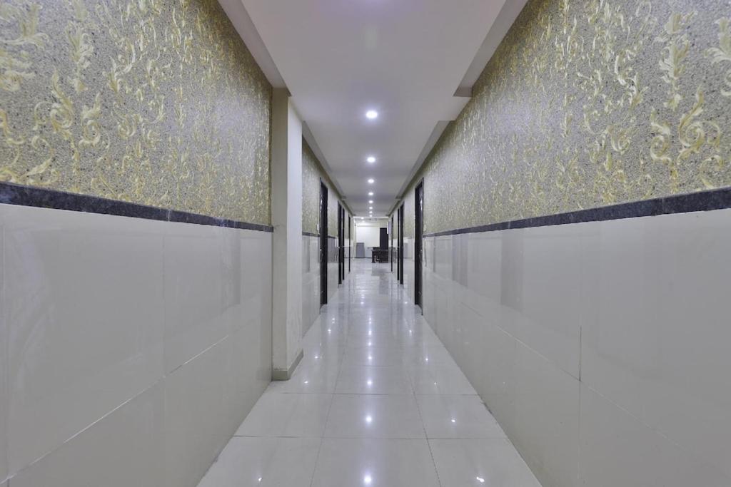 Infinity Rooms & Banquet Surat Esterno foto