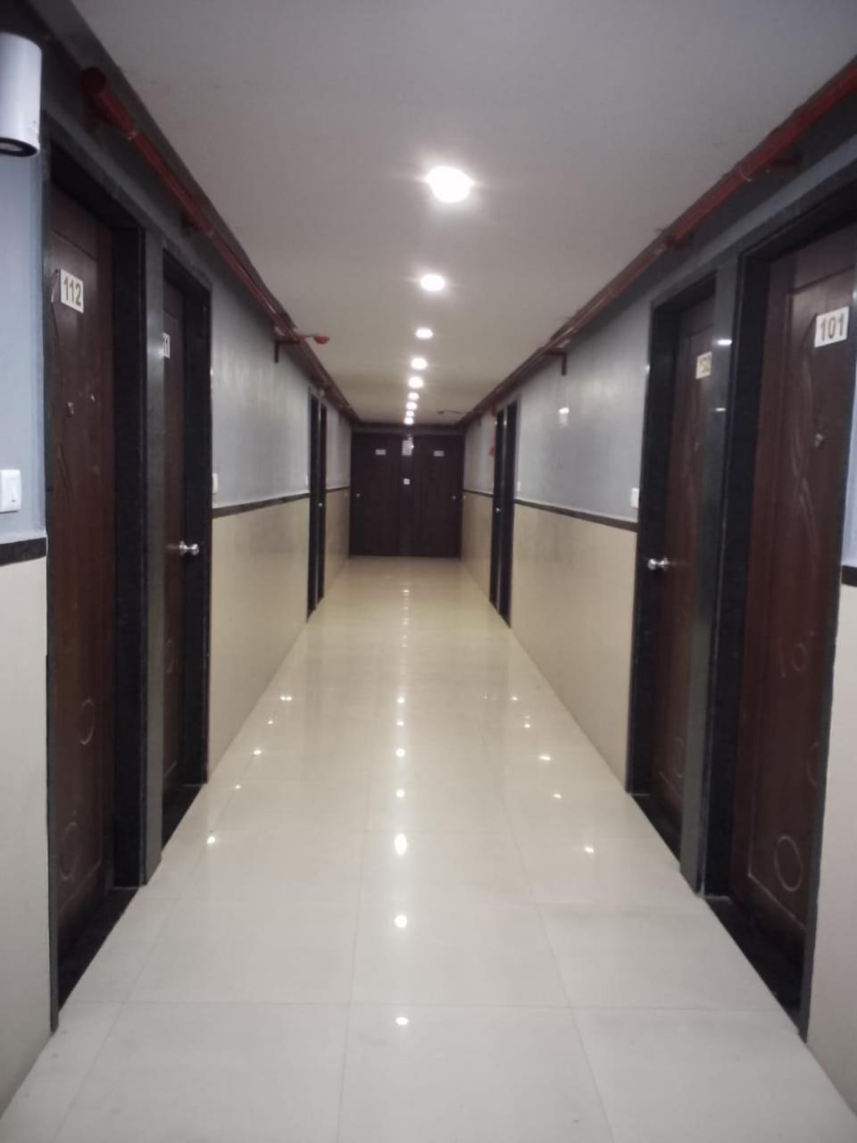 Infinity Rooms & Banquet Surat Esterno foto
