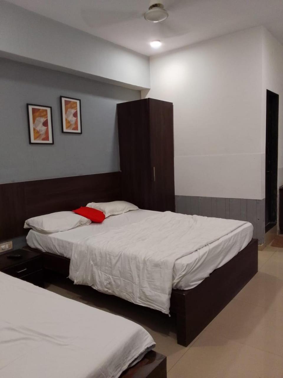 Infinity Rooms & Banquet Surat Esterno foto