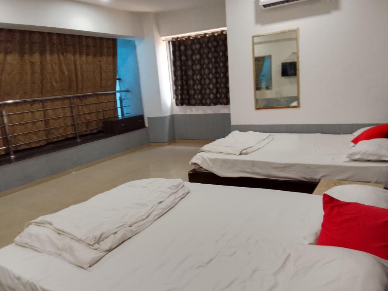 Infinity Rooms & Banquet Surat Esterno foto